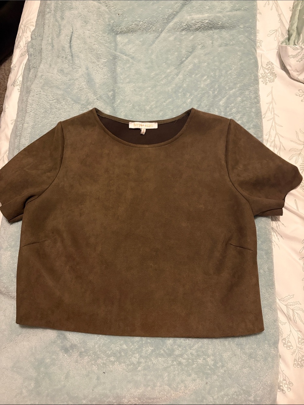 Cropped Short-Sleeve Suede-Look Top in Olive Brown